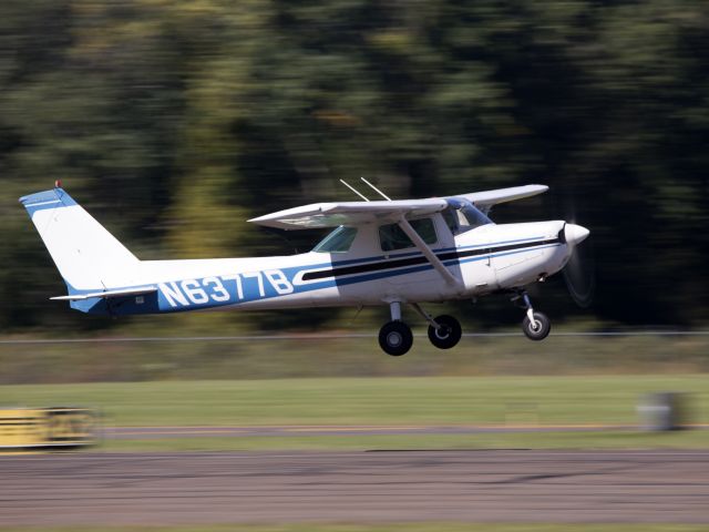 Cessna 152 (N6377B) - Take off runway 08.