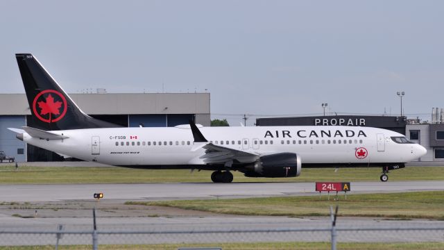 Boeing 737 MAX 8 (C-FSDB)