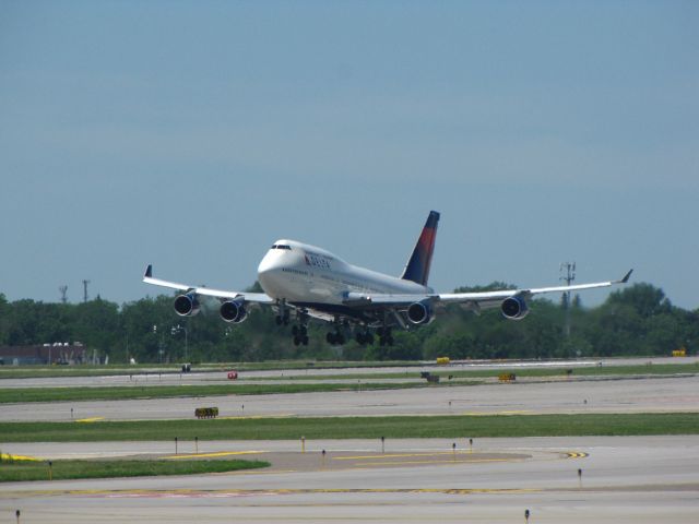 Boeing 747-400 (N664US)