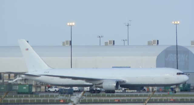 BOEING 767-300 (N364CM)