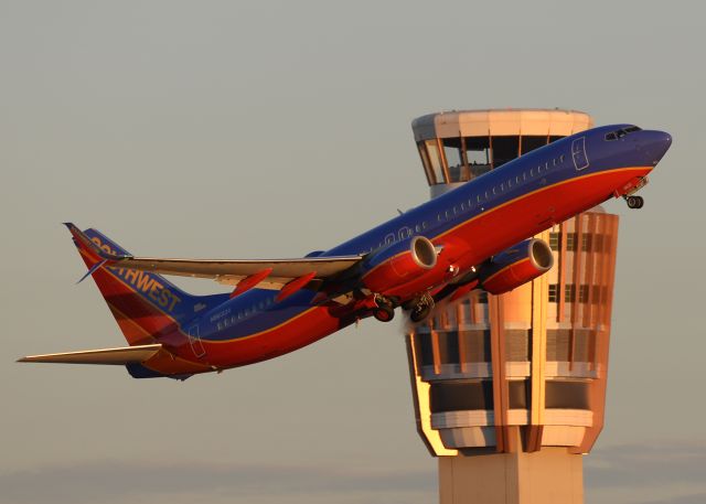 Boeing 737-800 (N8633A)