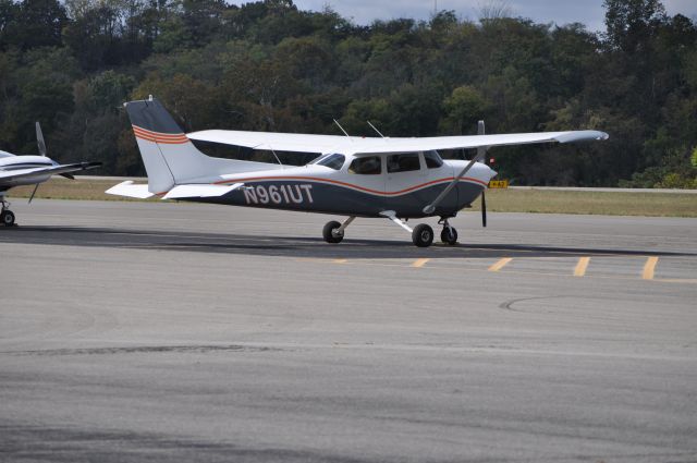 Cessna Skyhawk (N961UT)