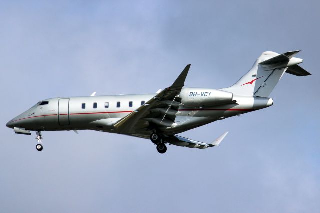 Canadair Challenger 350 (9H-VCY) - VistaJet Challenger 350 on short finals for rwy 24 on 10-May-23 arriving from EGKB as VJT457.