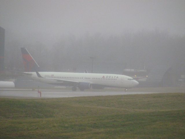 Boeing 737-800 (N3742C) - Delta 737-8 preparing to takeoff