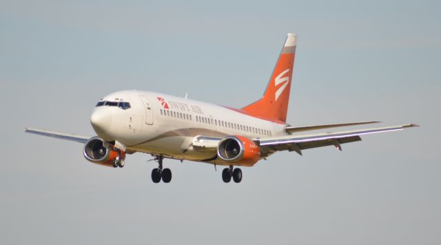 BOEING 737-300 (N531AU) - Swift Air charter in from nassau for the basketball team.br /23L arrival.