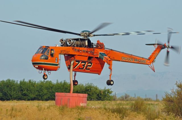 Sikorsky CH-54 Tarhe (N173AC) - Refilling while fighting Goat fire - September 2012