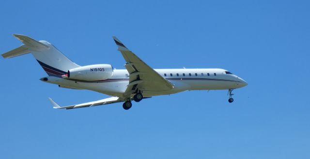 Bombardier Global Express (N151QS) - On short final is this 2015 Bombardier Global Express in the Summer of 2022.