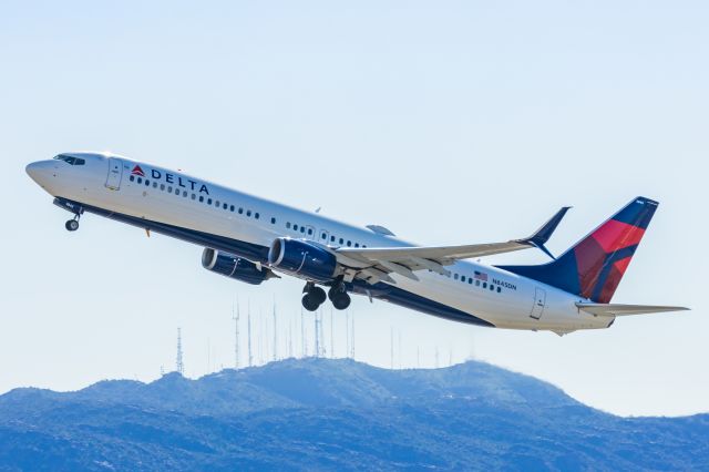 Boeing 737-900 (N845DN) - A Delta Airlines 737-900 taking off from PHX on 2/11/23 during the Super Bowl rush. Taken with a Canon R7 and Canon EF 100-400 II L lens.