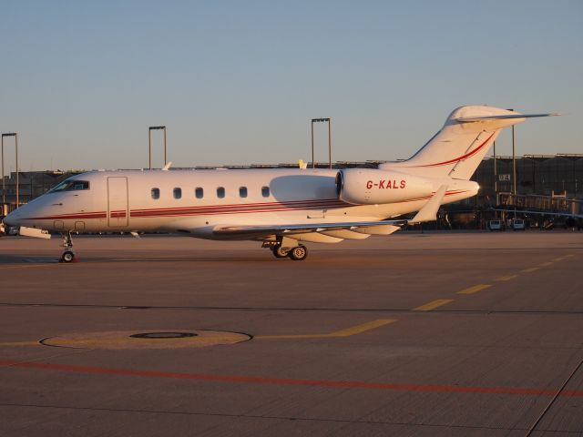 Bombardier Challenger 300 (G-KALS)