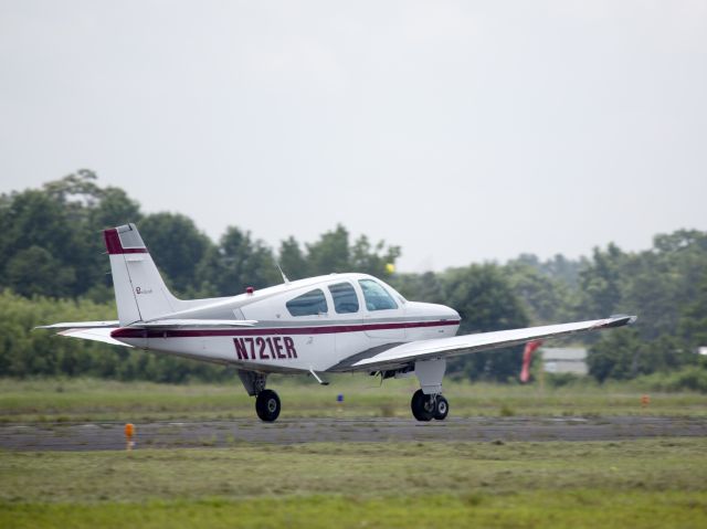 Beechcraft Bonanza (33) (N721ER)