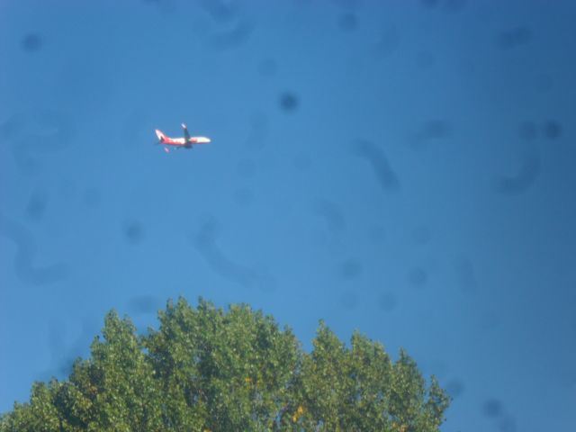 — — - Aus meinem Zimmerfenster ca. 4 Kilometer vom Flughafen Hamburg entfernt fotografiert