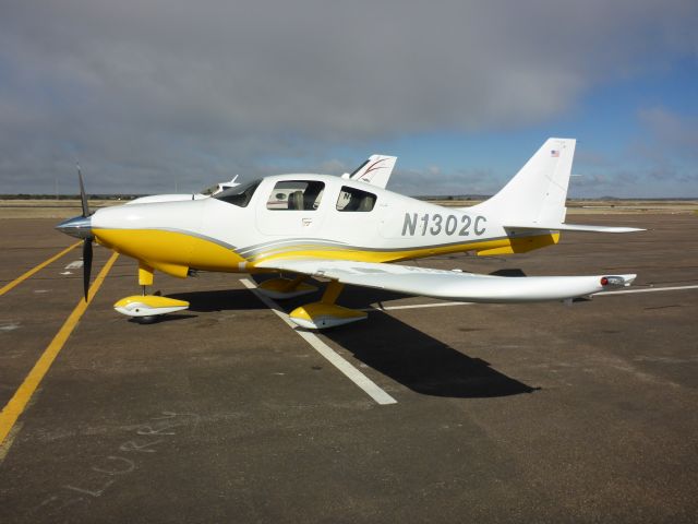 Cessna 400 (N1302C) - Sitting on the tarmac in Show Low, Az