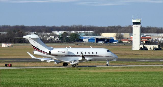 Canadair Challenger 350 (N784QS) - Taxiing for departure is this 2015 Bombardier Canadiar Challenger 350 in the Autumn of 2020.