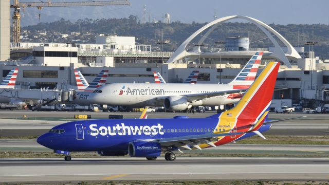 Boeing 737-700 (N960WN) - Arriving at LAX on 25L