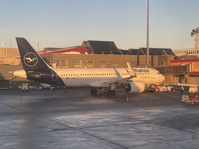 Airbus A320neo (D-AINL) - Lufthansa was preparing for pushback.