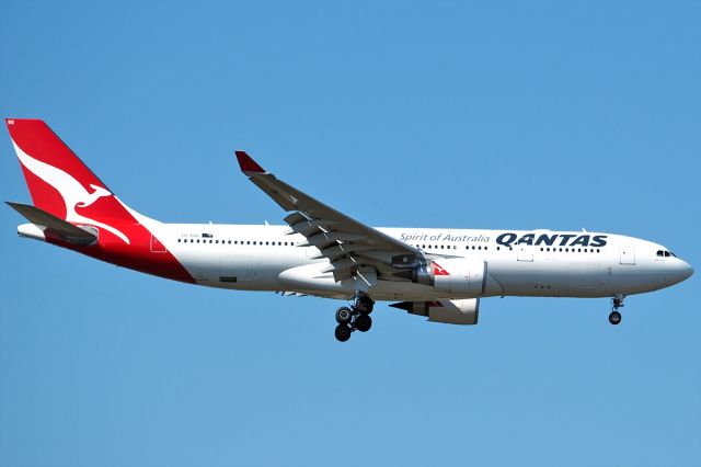 Airbus A330-200 (VH-EBQ) - Airbus A330-202 Qantas VH-EBQ R21 Perth Intl 28/04/17.