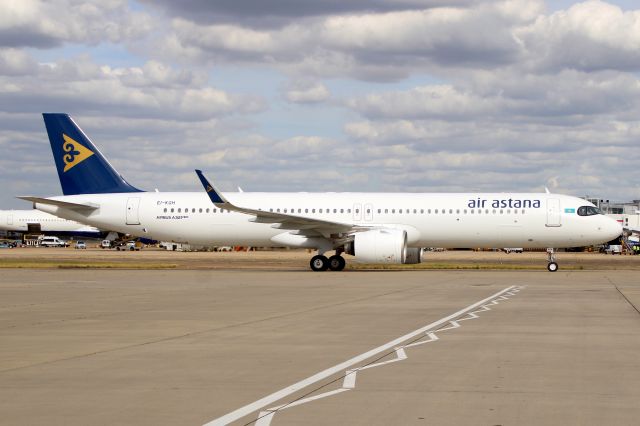 Airbus A321neo (EI-KGH) - Taxiing to Stand 219 on 21-May-22 operating flight KZR901 from UAAA via UATE.