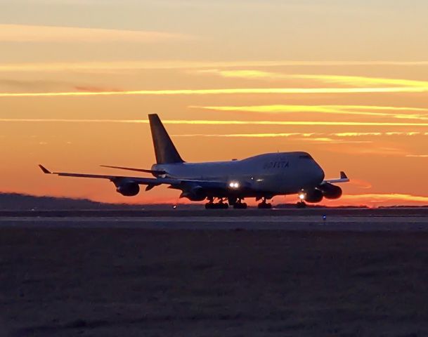 Boeing 747-400 (N674US) - Taking off for the last time from GSP.