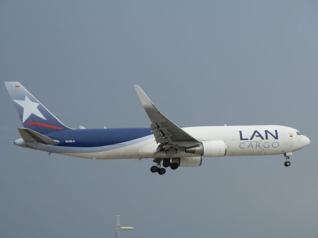 BOEING 767-300 (N418LA)