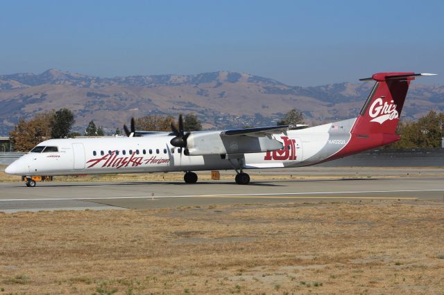 de Havilland Dash 8-400 (N402QX)