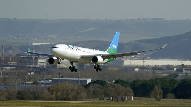 Airbus A330-200 (EC-MYA) - Landing on Rwy 32L.