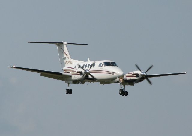 Beechcraft Super King Air 200 (N690L) - Landing on 14 at the Shreveport Downtown airport.