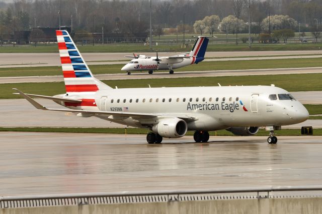 Embraer 175 (N293NN) - N559AS Rolling out on 23-R in the background.