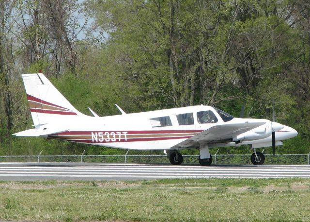 Piper Seneca (N5337T) - Turning onto 14 from taxiway Foxtrot at Downtown Shreveport.