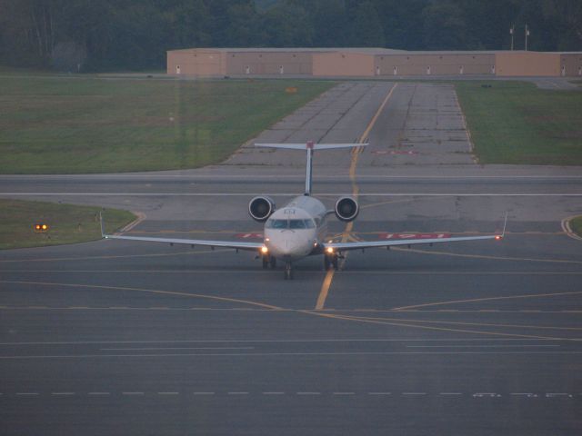 Canadair Regional Jet CRJ-200 (N444ZW) - A US Airways CRJ turns off the runway at KALB.