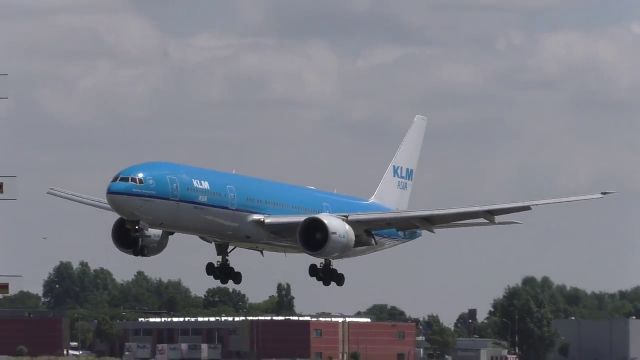 Boeing 777-200 (PH-BQN) - final approach from Tokyo NRT