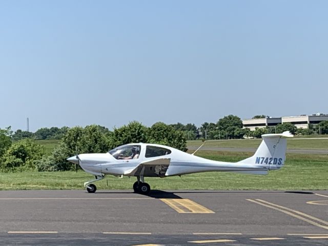 Diamond Star (N742DS) - N742DS (DA40) arriving at Wings Field (KLOM)br /Photo Date: June 5, 2021