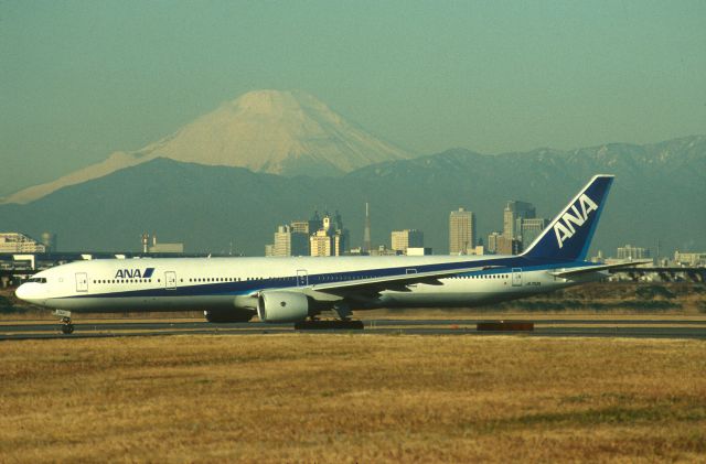 BOEING 777-300 (JA753A) - Taxing at Tokyo-Haneda Intl Airport on 2004/02/05