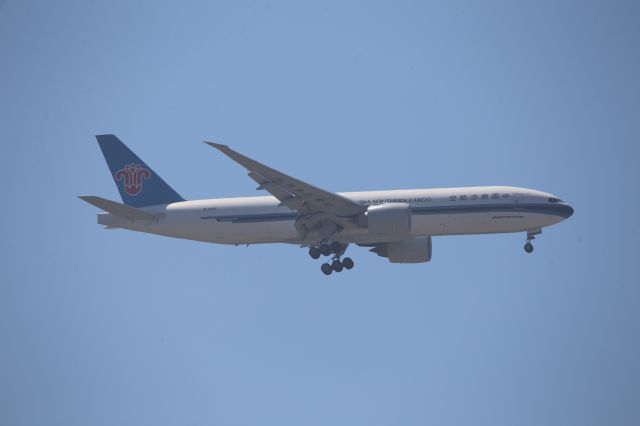 BOEING 777-200LR (B-2026)