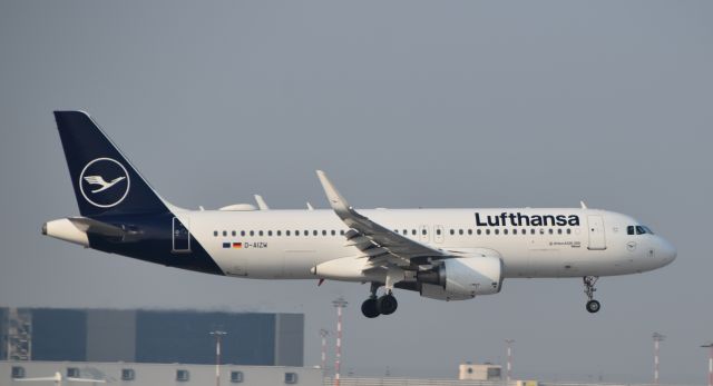 Airbus A320 (D-AIZW) - foto scattata da fuori l'aeroporto