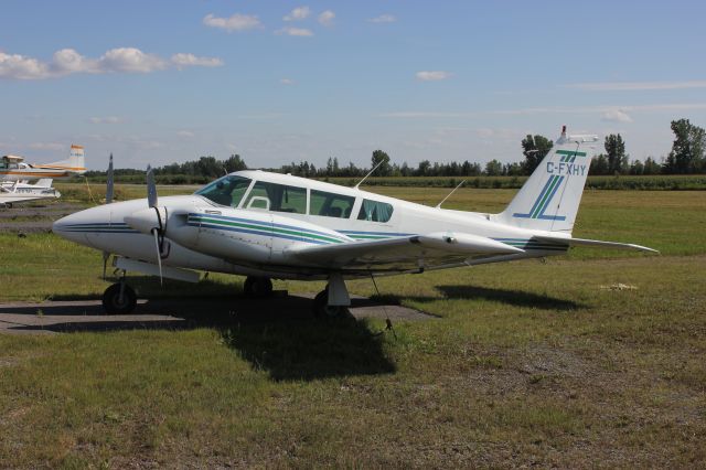 Piper PA-30 Twin Comanche (C-FXHY) - C-FXHY Piper PA-30 stationné à laéroport de Joliette CSG3 QC. le-12-08-2018
