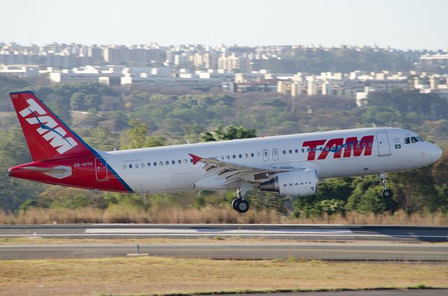 Airbus A320 (PR-MYH) - Landing on runway 11L.