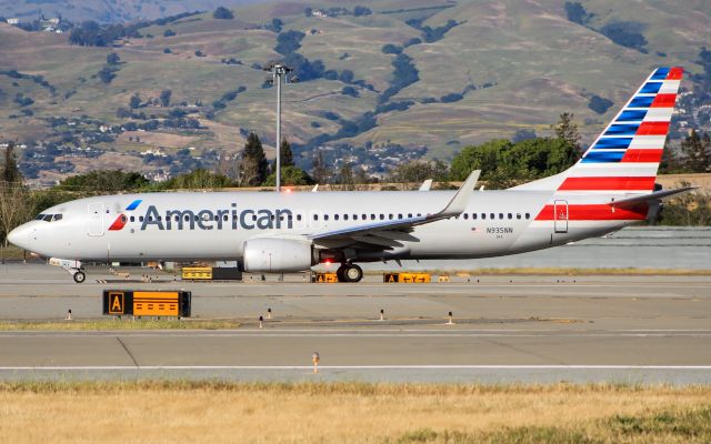 Boeing 737-800 (N935NN)