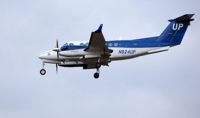 Beechcraft Super King Air 350 (N824UP) - On final is this 2014 Beechcraft Super King Air 350 in the Winter of 2020.