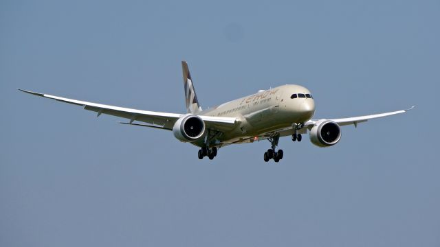 Boeing 787-9 Dreamliner (A6-BLU) - BOE112 on final to Rwy 16R to complete a B1 flight on 8.17.18. (ln 744 / cn 39675).