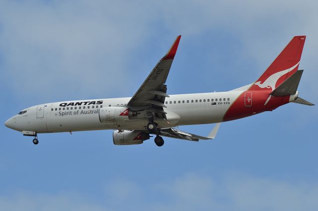 Boeing 737-800 (VH-VXQ) - Qantas 737-800 Arriving runway 21.