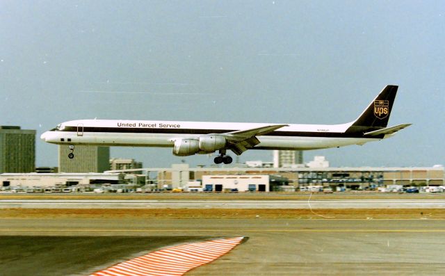 McDonnell Douglas DC-8-70 (N748UP) - KLAX - UPS DC-8-71F over the numbers on 25L at Los Angeles. originally delivered to Saturn Airways in Dec 1967 at N8955U and flew with many different airlines until UPS took this in May 1985. Shown here in March 1991 on a daily cargo run. CN: 45948 LN: 321 written off at Philly with on onboard cargo fire 2006 on final. Crew of 3 escaped injury.