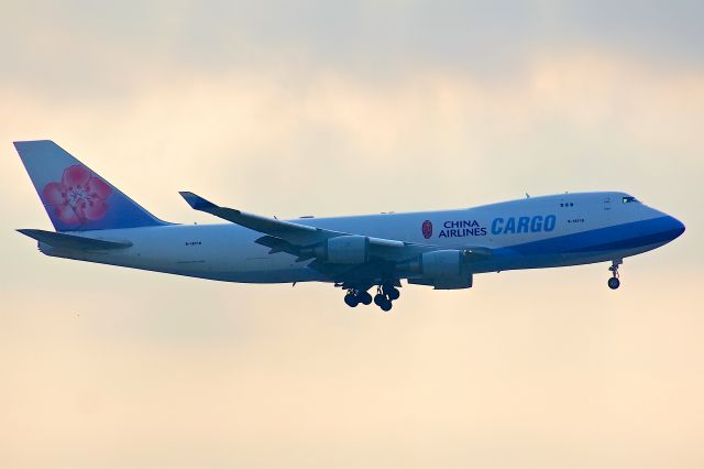 Boeing 747-400 (B-18710)