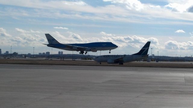 Boeing 747-400 — - Landing sequence on 33R. 3of4