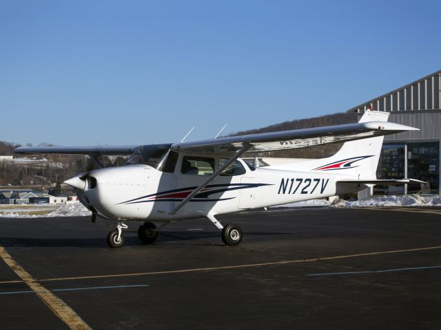 Cessna Skyhawk (N1727V) - Taxiing out for departure runway 26.