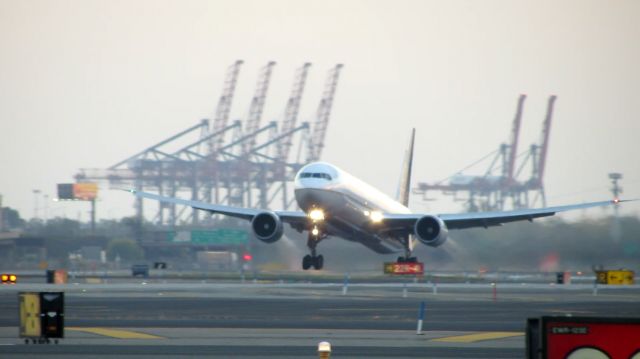 BOEING 767-400 (N66051)