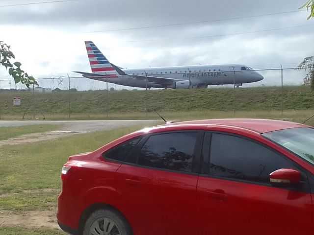 Embraer 175 (N214NN) - Today, i captured this plane heading to Miami FL, and the weather was very bad