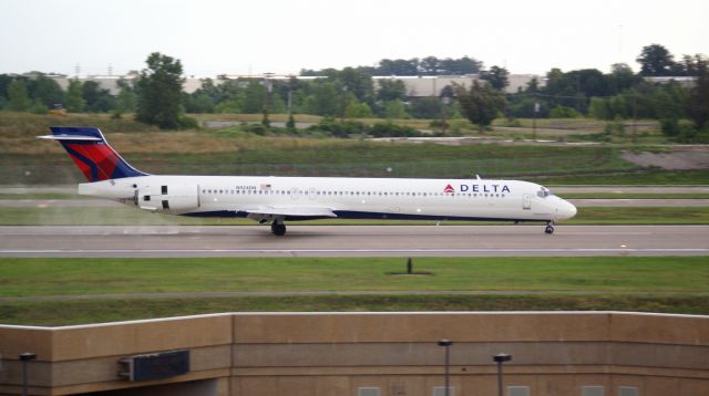 McDonnell Douglas MD-90 (N924DN)