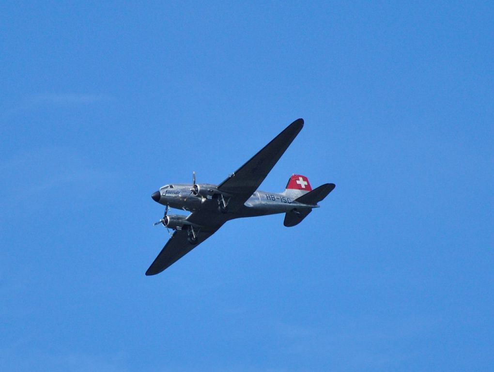 Douglas DC-3 (HB-ISC) - Short final runway 16