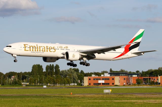 BOEING 777-300ER (A6-ENL)
