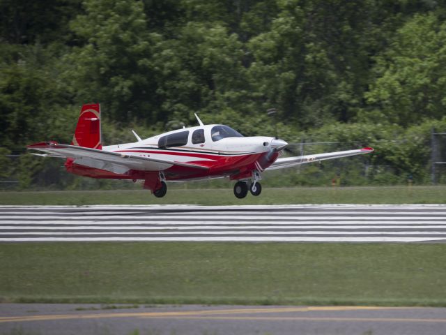 Mooney M-20J MSE (N9160Y) - Landing runway 08. 1 JUN 2016.